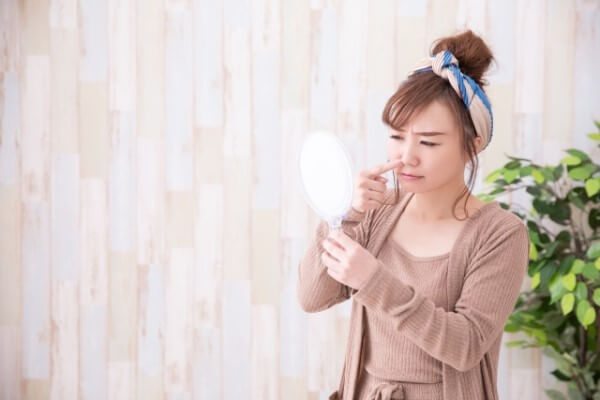 鼻のあたりに悩みを持つ女性の画像（イメージ）