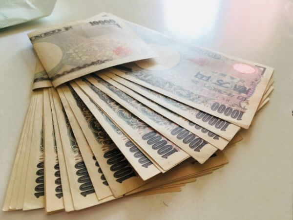 1万円札が束になっている画像