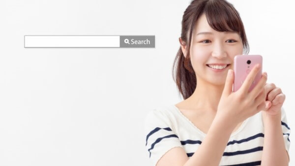 スマホで検索する女性（イメージ）