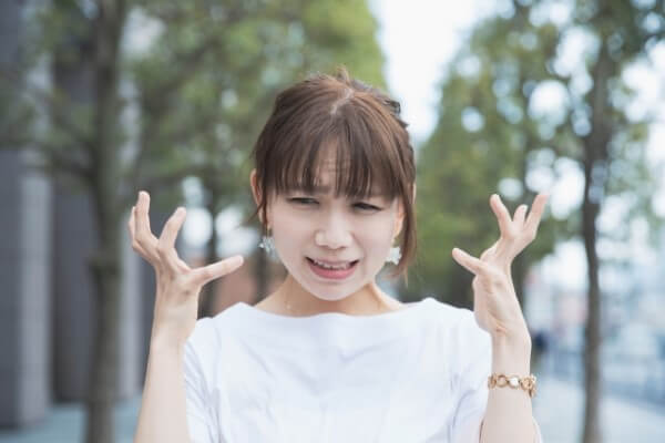 心配事がある女性のイメージ画像